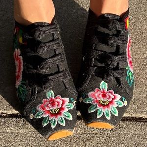 Embroidered Asian knot tie floral sneakers